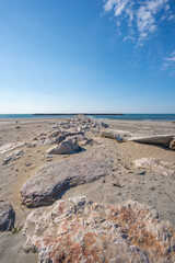 Steinsteg am Meer bei bestem Wetter