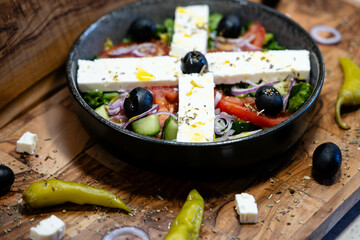 Griechischer Hirtensalat mit Feta und Olivenöl