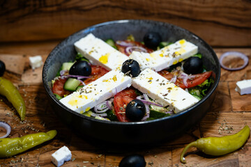 Griechischer Hirtensalat mit Feta und Olivenöl
