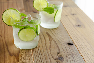ライムとミントが入っている冷たい炭酸水 © c11yg