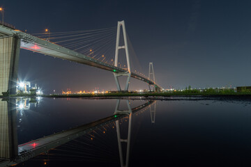 水たまりに映り込む吊り橋　愛知県