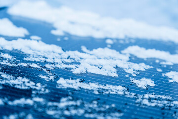 Nahaufnahme gefrorenens Eis auf einer Solarzelle eines Balkonkraftwerks, Düsseldorf, Deutschland
