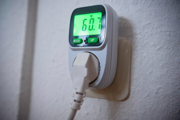 Energiekosten Messgerät in einer Steckdose, Messung des Stromverbrauchs in Watt