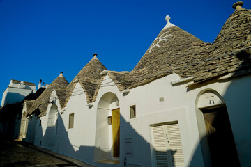  L'inconfondibile impianto architettonico dei trulli nei quartieri Aia e Monte di Alberobello,...