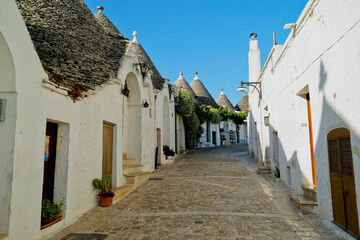  L'inconfondibile impianto architettonico dei trulli nei quartieri Aia e Monte di Alberobello,...