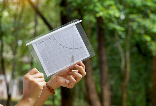A simple clinometer made from paper is a device for easily measuring the height of objects such as trees, buildings, or tall buildings using the principles of trigonometry and Pythagoras' theory.