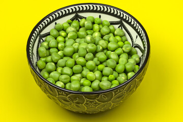 plat de petits pois crus, en gros plan.