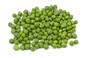 petits pois crus, en gros plan, isolé sur un fond blanc