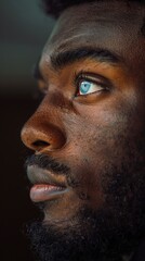 Obraz premium Close-up of an African-American man with a thoughtful look