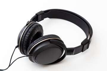 白背景にヘッドホン