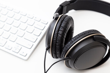 白背景にヘッドホンとパソコン