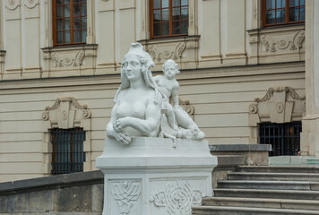 Obraz premium Sculpture at the entrance to the Belvedere palace complex, a landmark of the Austrian capital.