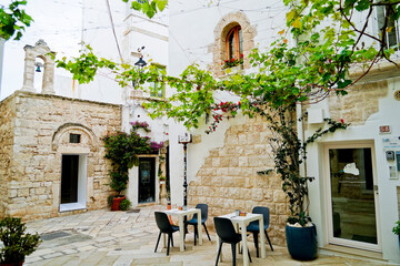 Il famoso borgo di Polignano a Mare affacciato sull'Adriatico, Bari, Puglia, Italia