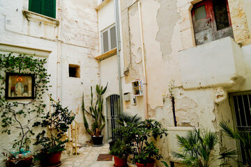 Il famoso borgo di Polignano a Mare affacciato sull'Adriatico, Bari, Puglia, Italia