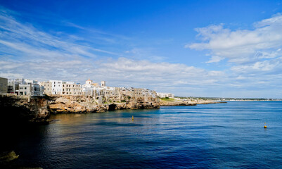 Obraz premium Il famoso borgo di Polignano a Mare affacciato sull'Adriatico, Bari, Puglia, Italia