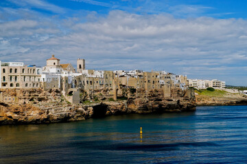 Il famoso borgo di Polignano a Mare affacciato sull'Adriatico, Bari, Puglia, Italia