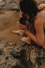 wychodząca kobieta z morza wyciskająca włosy