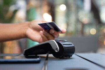 man paying contactless with creditcard in restaurant.