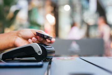 man paying contactless with creditcard in restaurant.