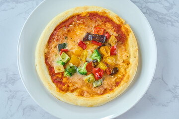 焼き野菜で彩られたピザ