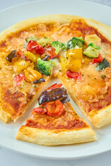 焼き野菜で彩られたピザ