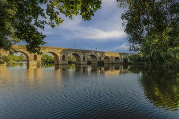 Obraz premium Ancient Roman Bridge Over Guadiana River in Merida, Spain