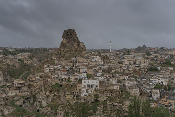 Obraz premium cityscape of ortahisar on a rainy day