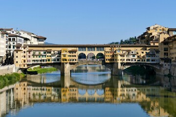Obraz premium Le Ponte Vecchio se reflétant sur le fleuve Arno à Florence