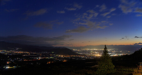 Obraz premium よませ温泉から見下ろした長野市街の夜景（日本長野県下高井郡）