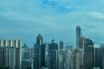 Obraz premium The view of Kowloon, Hong Kong, looking from the window. Hong Kong cityscape and skyline.