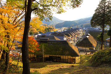 秋の大内宿　町並みと紅葉（日本福島県南会津郡下郷町）