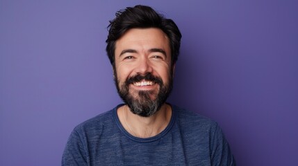 Obraz premium middle aged man with beard smiling at camera on purple background in high resolution