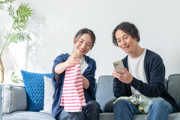 子供服を持つ夫婦