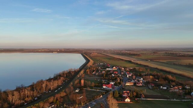Zapora wodna, jezioro Otmuchowskie, widok z lotu ptaka, widok z drona, zdjęcie lotnicze.