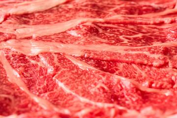 しゃぶしゃぶ用の薄切り肉のクローズアップ