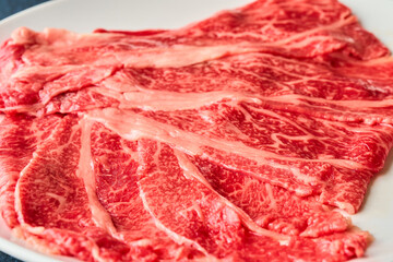しゃぶしゃぶ用の薄切り肉のクローズアップ