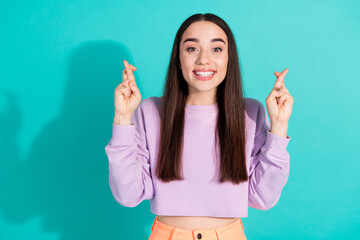 Photo portrait of attractive young woman crossed fingers hope dressed stylish violet clothes...