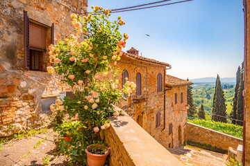 Obraz premium Medieval San Gimignano hill town with skyline of medieval towers, including the stone Torre Grossa. Province of Siena, Tuscany, Italy.