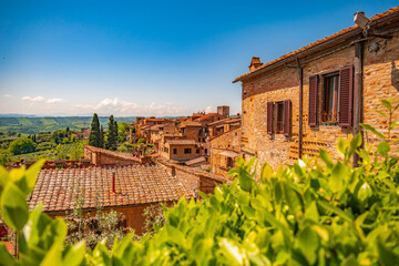 Obraz premium Medieval San Gimignano hill town with skyline of medieval towers, including the stone Torre Grossa. Province of Siena, Tuscany, Italy.