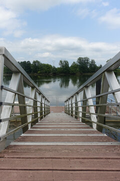 Passerelle pour descendre sur un ponton d'amarage de bateaux sur l'Adour &agrave; Urt
