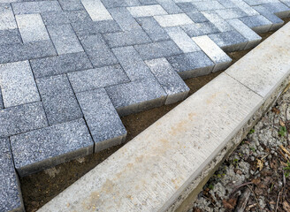 Approach of paving slabs to the curb when laying in a herringbone pattern