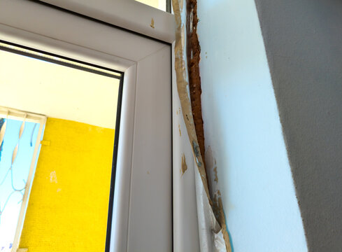 Incorrectly applied vapor barrier tape on the window slope