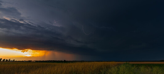 zach&oacute;d słońca w czasie burzy