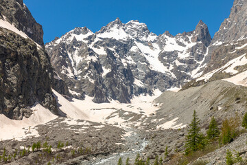 les sommets du Massif des Écrins avec le glacier noir en avant plan en France