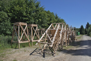 Hochstand (Wald) im Bau