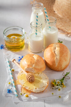 Sweet and healthy wheat buns in the morning.