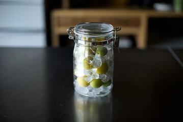 シロップを作るために梅と氷砂糖とガラス瓶に入れたところ