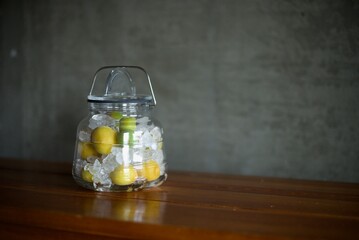 シロップを作るために梅と氷砂糖とガラス瓶に入れたところ