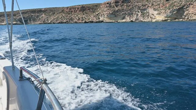 a bordo di una imbarcazione nel mare vicino alla costa dell'isola di lampedusa in sicilia