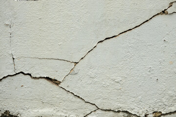 Obraz premium A wall with cracks and holes in it